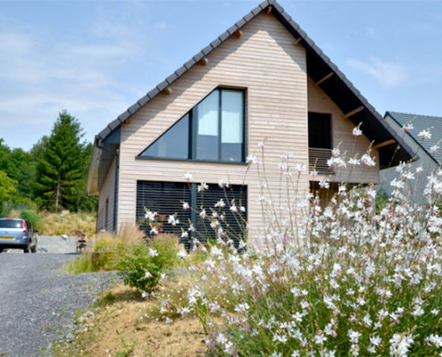 Maison moderne en bois dans la campagne près de Paris